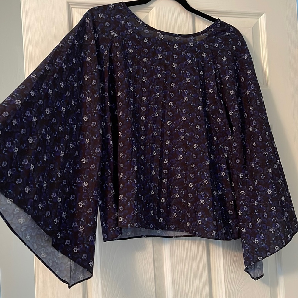 Flower drape Nicole miller top with large drape sleeves
